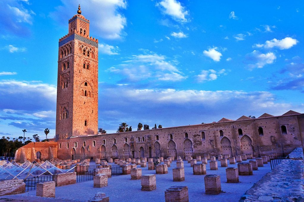 Vue-de-la-Koutoubia-Marrakech-et-ruines-de-la-primo-mosquee-2